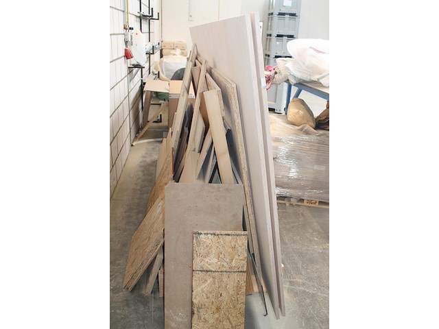 Platenbok met divers plaatmateriaal en restant platen w.o. 3x multiplex berken 18 mm met afmeting 305 x 152... - afbeelding 4 van  5