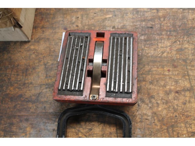 Platenmagneet met handvat. afmeting 15 x 15 cm. - afbeelding 2 van  2