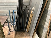 Platenrek met metaalvoorraad - afbeelding 1 van  3