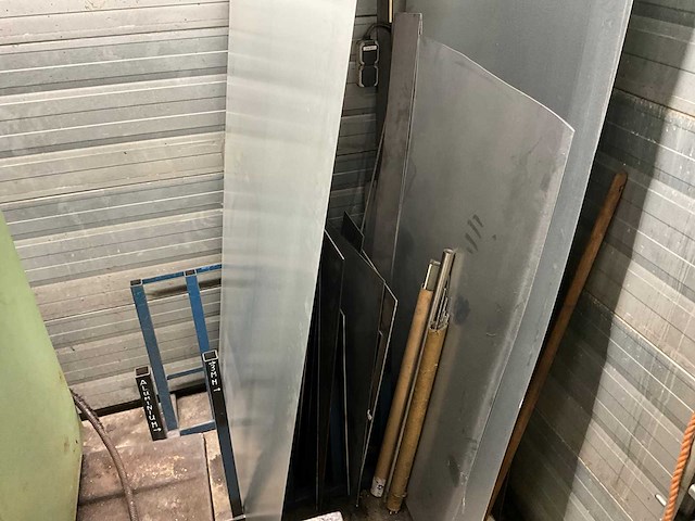 Platenrek met metaalvoorraad - afbeelding 3 van  3