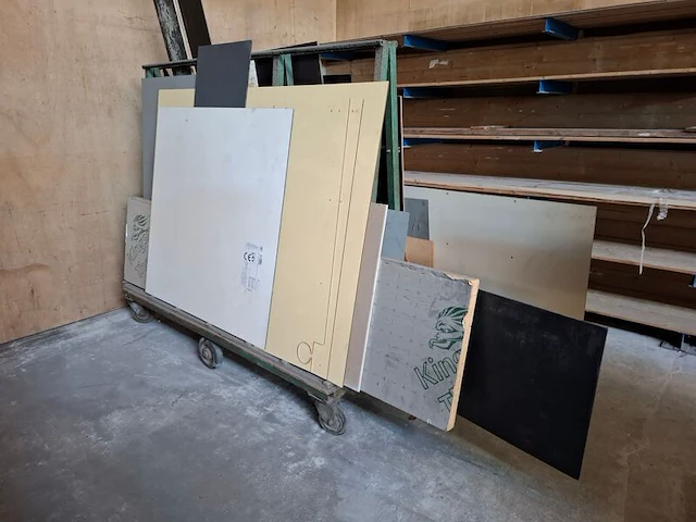 Platenwagen met inhoud - afbeelding 2 van  4