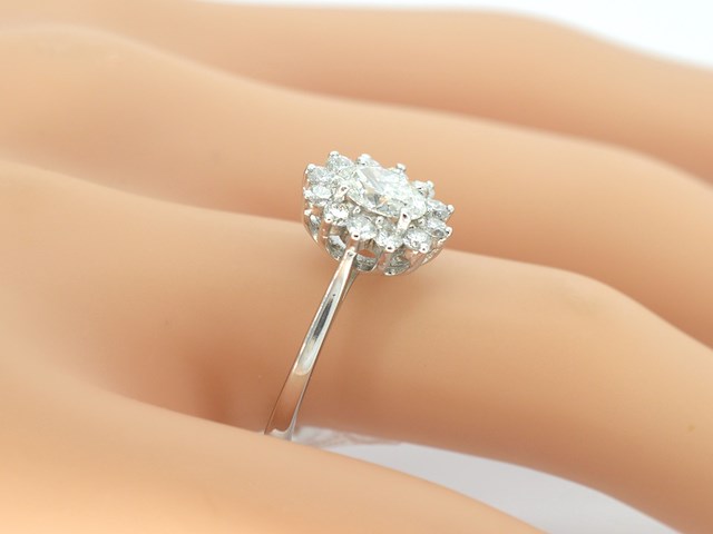 Platina entourage ring met een ovale diamant - afbeelding 3 van  10