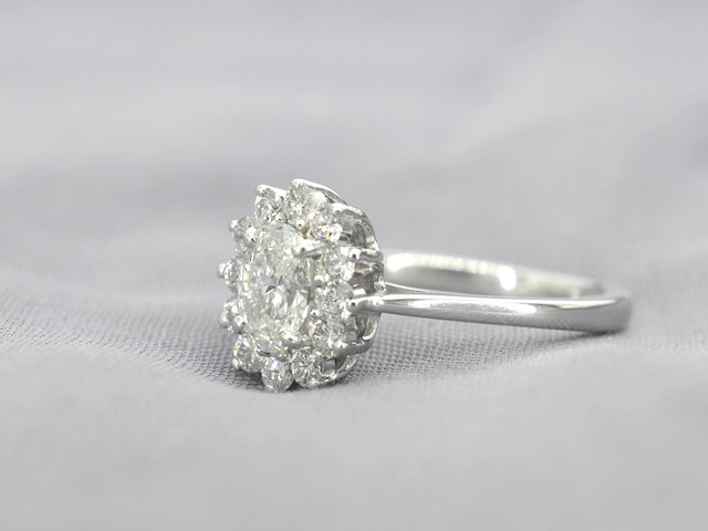 Platina entourage ring met een ovale diamant - afbeelding 4 van  10