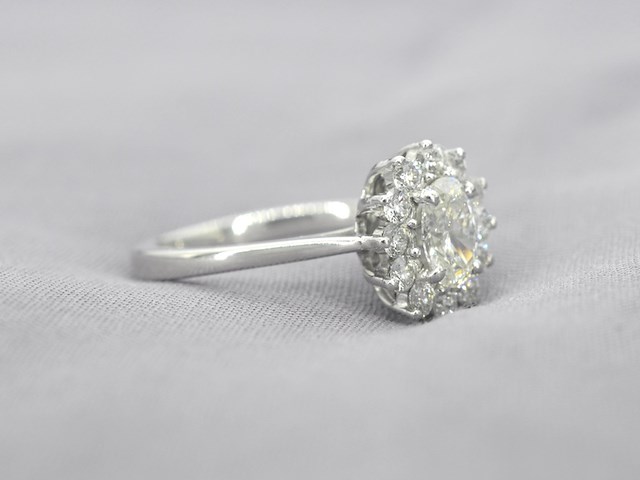 Platina entourage ring met een ovale diamant - afbeelding 5 van  10