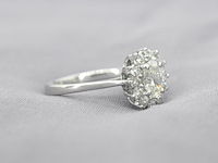 Platina entourage ring met een ovale diamant - afbeelding 5 van  10