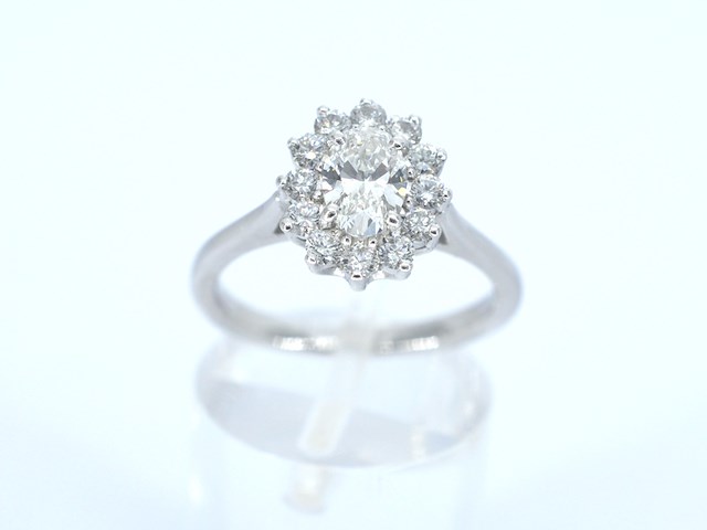 Platina entourage ring met een ovale diamant - afbeelding 6 van  10