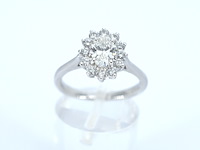 Platina entourage ring met een ovale diamant - afbeelding 6 van  10