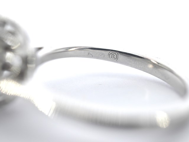 Platina entourage ring met een ovale diamant - afbeelding 7 van  10
