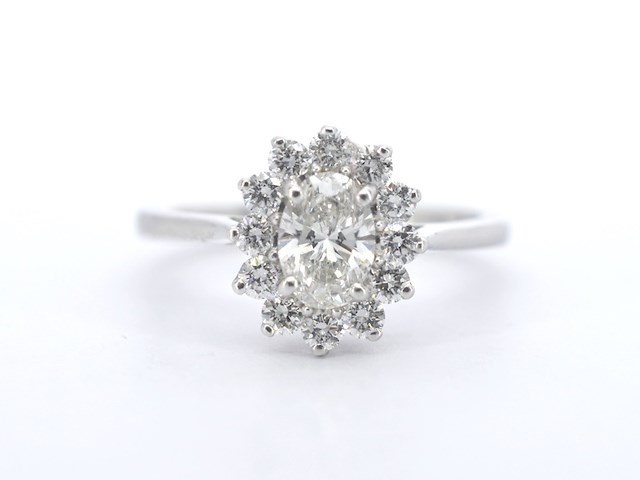 Platina entourage ring met een ovale diamant - afbeelding 9 van  10