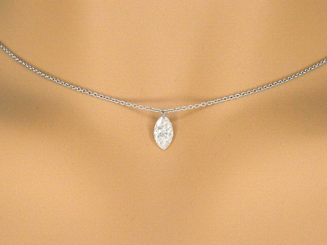 Platina halsketting met een grote natuurlijke marquise geslepen diamant - afbeelding 1 van  10