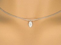 Platina halsketting met een grote natuurlijke marquise geslepen diamant