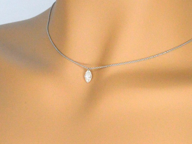 Platina halsketting met een grote natuurlijke marquise geslepen diamant - afbeelding 4 van  10