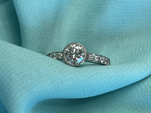 Platina ring met centraal een diamant van 1.00 carat en kleinere briljant diamanten in de ring - afbeelding 1 van  7