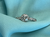 Platina ring met centraal een diamant van 1.00 carat en kleinere briljant diamanten in de ring