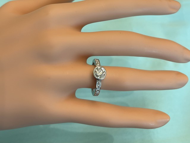 Platina ring met centraal een diamant van 1.00 carat en kleinere briljant diamanten in de ring - afbeelding 2 van  7