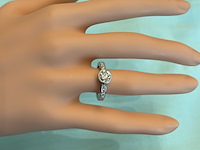 Platina ring met centraal een diamant van 1.00 carat en kleinere briljant diamanten in de ring - afbeelding 2 van  7