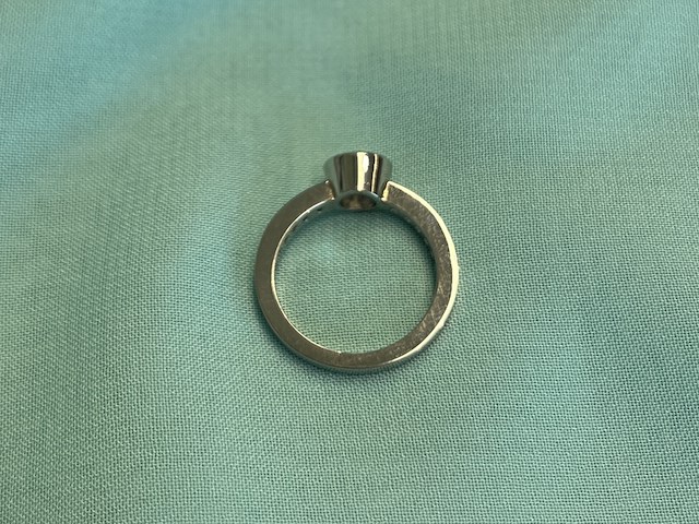 Platina ring met centraal een diamant van 1.00 carat en kleinere briljant diamanten in de ring - afbeelding 3 van  7