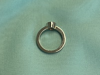 Platina ring met centraal een diamant van 1.00 carat en kleinere briljant diamanten in de ring - afbeelding 3 van  7