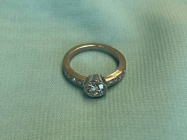 Platina ring met centraal een diamant van 1.00 carat en kleinere briljant diamanten in de ring - afbeelding 4 van  7