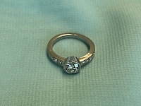 Platina ring met centraal een diamant van 1.00 carat en kleinere briljant diamanten in de ring - afbeelding 4 van  7