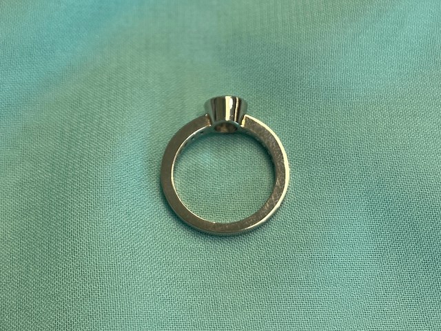 Platina ring met centraal een diamant van 1.00 carat en kleinere briljant diamanten in de ring - afbeelding 3 van  7