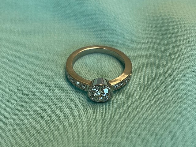 Platina ring met centraal een diamant van 1.00 carat en kleinere briljant diamanten in de ring - afbeelding 4 van  7