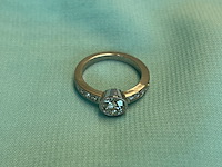 Platina ring met centraal een diamant van 1.00 carat en kleinere briljant diamanten in de ring - afbeelding 4 van  7