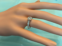 Platina ring met centraal een diamant van 1.00 carat en kleinere briljant diamanten in de ring - afbeelding 5 van  7