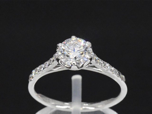 Platina ring met een 0.90 carat gia diamant en briljant geslepen diamanten - afbeelding 1 van  7