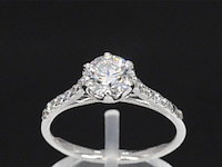 Platina ring met een 0.90 carat gia diamant en briljant geslepen diamanten