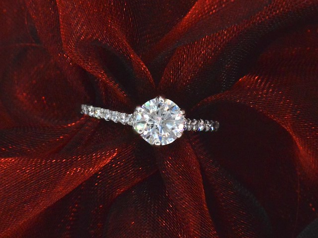 Platina ring met een 0.90 carat gia diamant en briljant geslepen diamanten - afbeelding 2 van  7