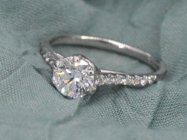 Platina ring met een 0.90 carat gia diamant en briljant geslepen diamanten - afbeelding 5 van  7