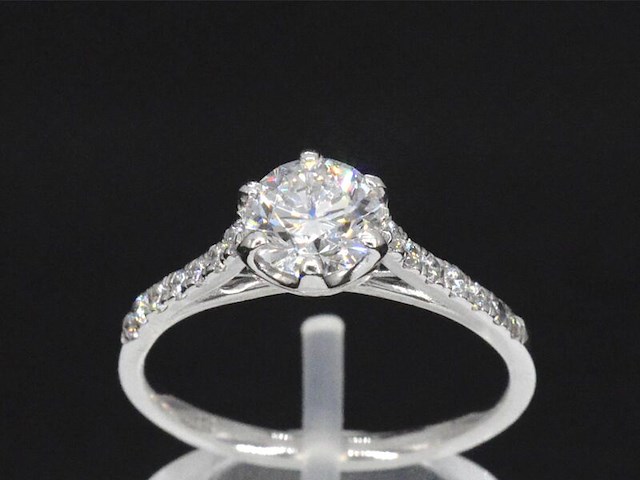 Platina ring met een 0.90 carat gia diamant en briljant geslepen diamanten - afbeelding 1 van  7