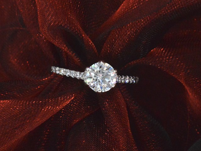 Platina ring met een 0.90 carat gia diamant en briljant geslepen diamanten - afbeelding 2 van  7