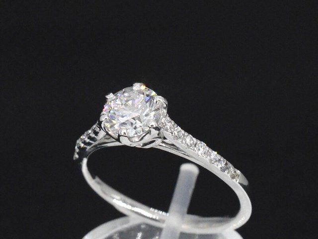 Platina ring met een 0.90 carat gia diamant en briljant geslepen diamanten - afbeelding 3 van  7
