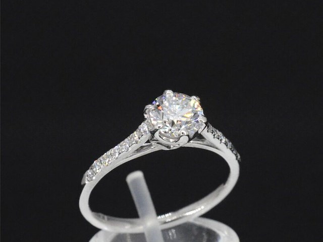Platina ring met een 0.90 carat gia diamant en briljant geslepen diamanten - afbeelding 4 van  7