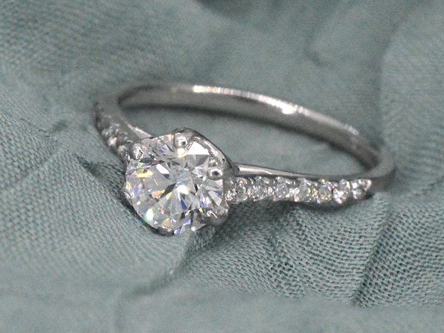 Platina ring met een 0.90 carat gia diamant en briljant geslepen diamanten - afbeelding 5 van  7