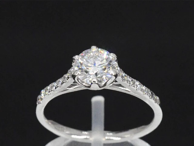 Platina ring met een 0.90 carat gia diamant en briljant geslepen diamanten - afbeelding 1 van  8