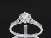 Platina ring met een 0.90 carat gia diamant en briljant geslepen diamanten