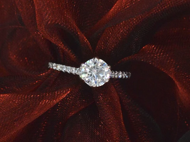 Platina ring met een 0.90 carat gia diamant en briljant geslepen diamanten - afbeelding 2 van  8