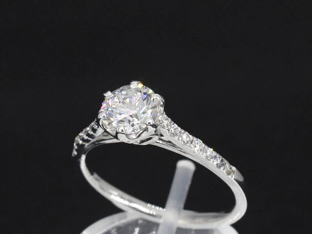 Platina ring met een 0.90 carat gia diamant en briljant geslepen diamanten - afbeelding 3 van  8