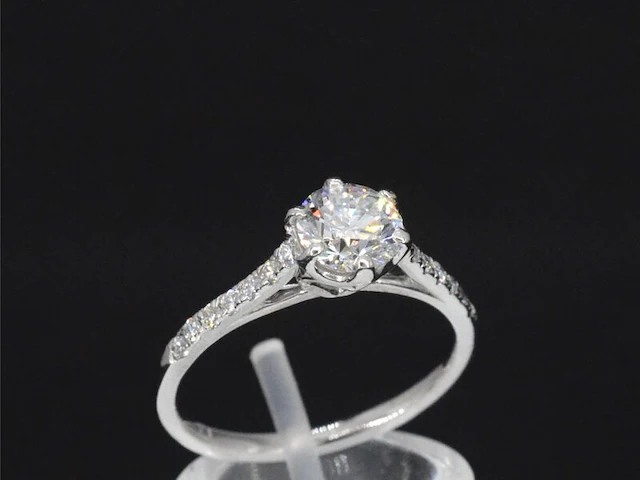 Platina ring met een 0.90 carat gia diamant en briljant geslepen diamanten - afbeelding 4 van  8
