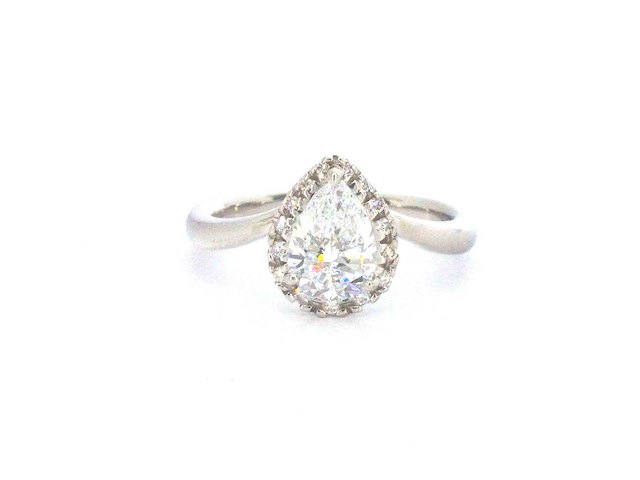 Platina ring met een grote peer geslepen diamant van 1.02 carat en natuurlijke briljanten - afbeelding 1 van  9