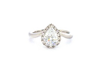 Platina ring met een grote peer geslepen diamant van 1.02 carat en natuurlijke briljanten - afbeelding 1 van  9