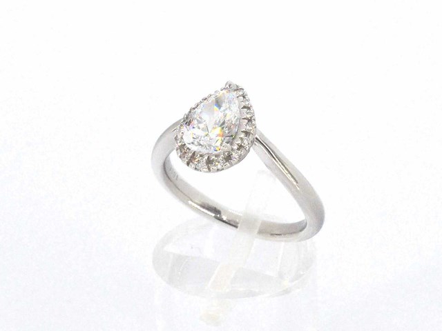 Platina ring met een grote peer geslepen diamant van 1.02 carat en natuurlijke briljanten - afbeelding 4 van  9