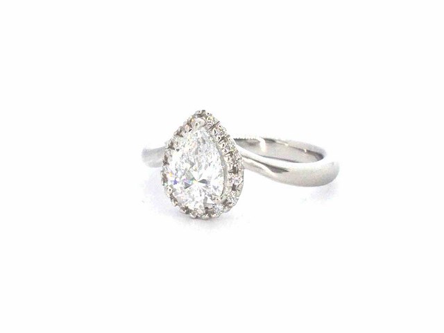 Platina ring met een grote peer geslepen diamant van 1.02 carat en natuurlijke briljanten - afbeelding 5 van  9