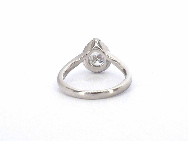 Platina ring met een grote peer geslepen diamant van 1.02 carat en natuurlijke briljanten - afbeelding 7 van  9