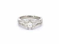 Platina ring met een natuurlijke prinses en briljant geslepen diamanten