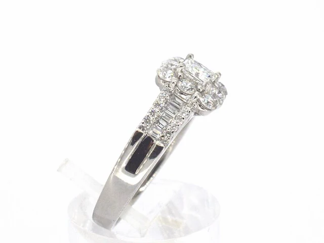 Platina ring met een natuurlijke prinses en briljant geslepen diamanten - afbeelding 5 van  11