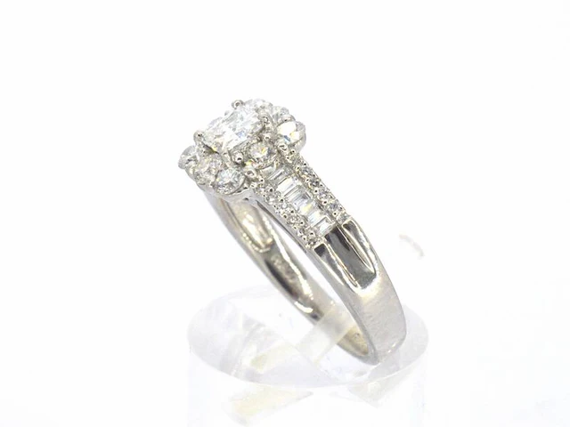 Platina ring met een natuurlijke prinses en briljant geslepen diamanten - afbeelding 6 van  11